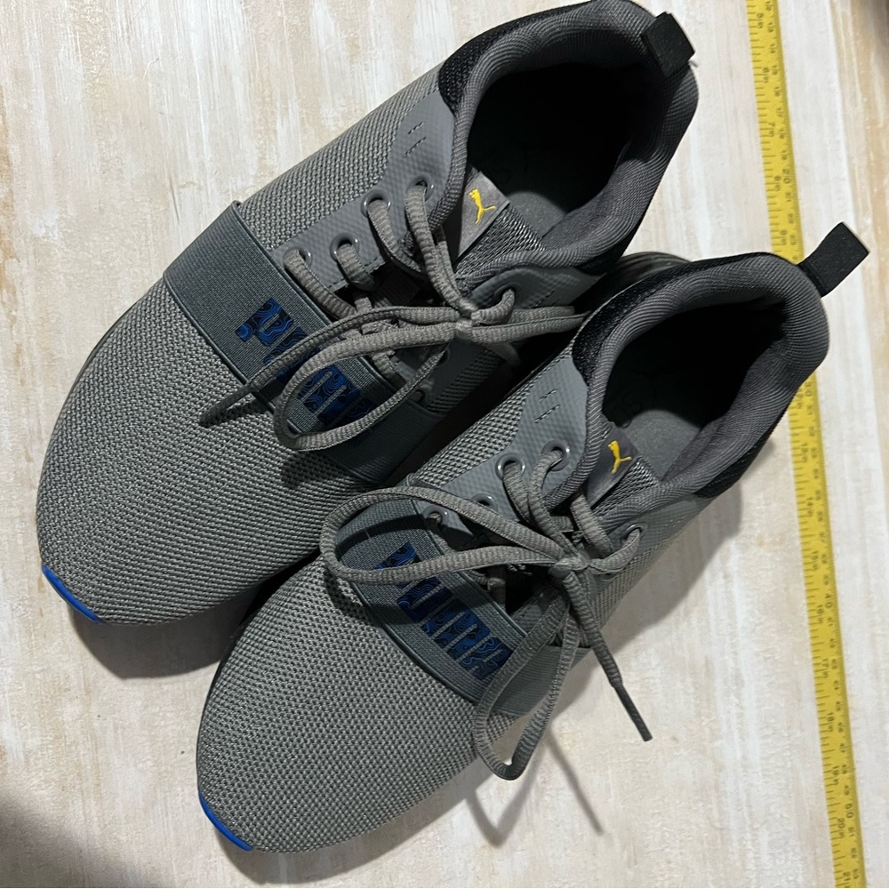 Men’s like new gray Puma tennis shoes, size 8